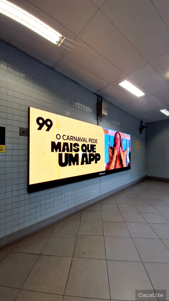Captura de mídia OOH: anúncio da 99 em painel de estação de metrô