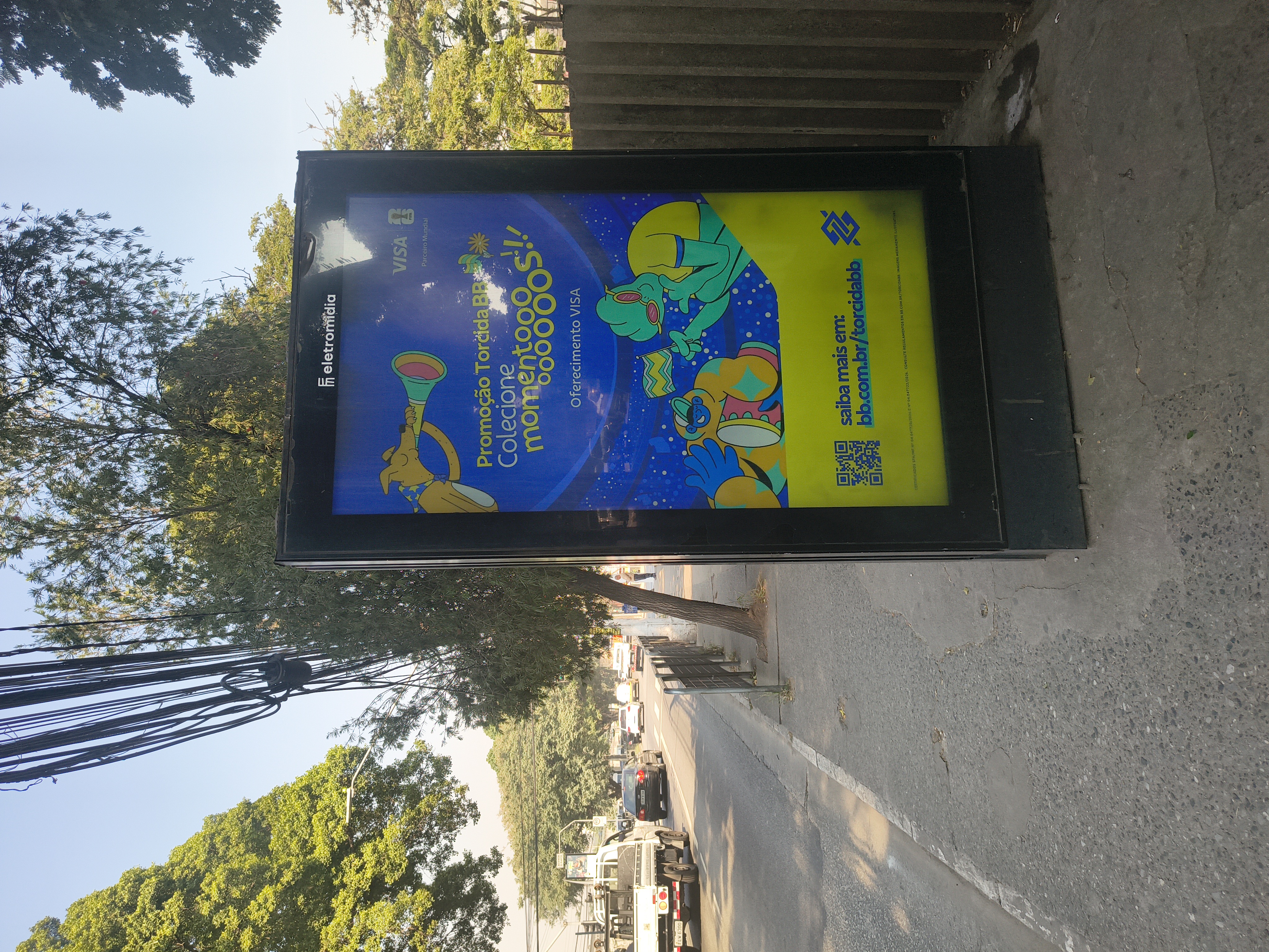 Captura de mídia OOH: anúncio do Banco do Brasil em mobiliário urbano