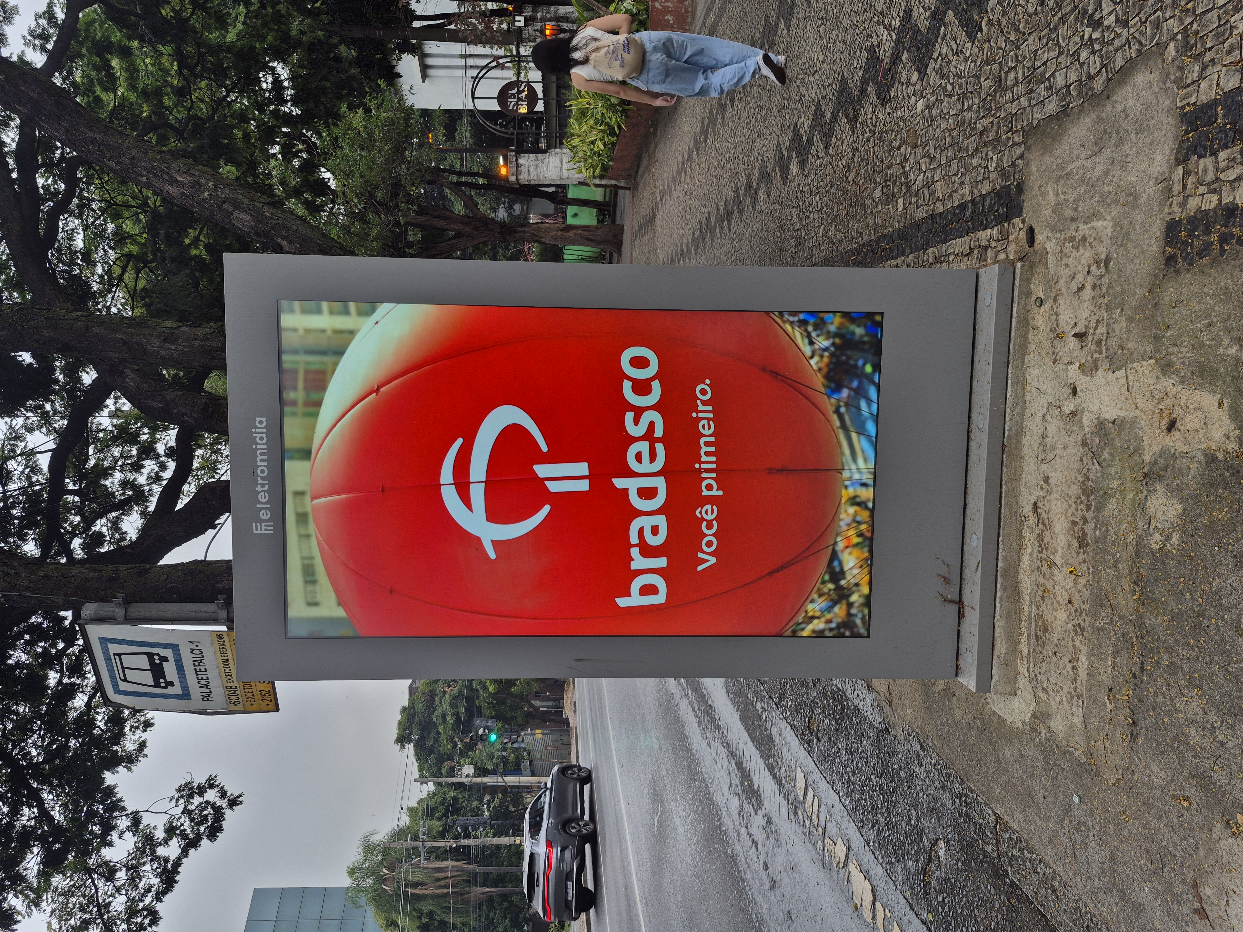Captura de mídia OOH: anúncio do Bradesco em mobiliário urbano em Belo Horizonte