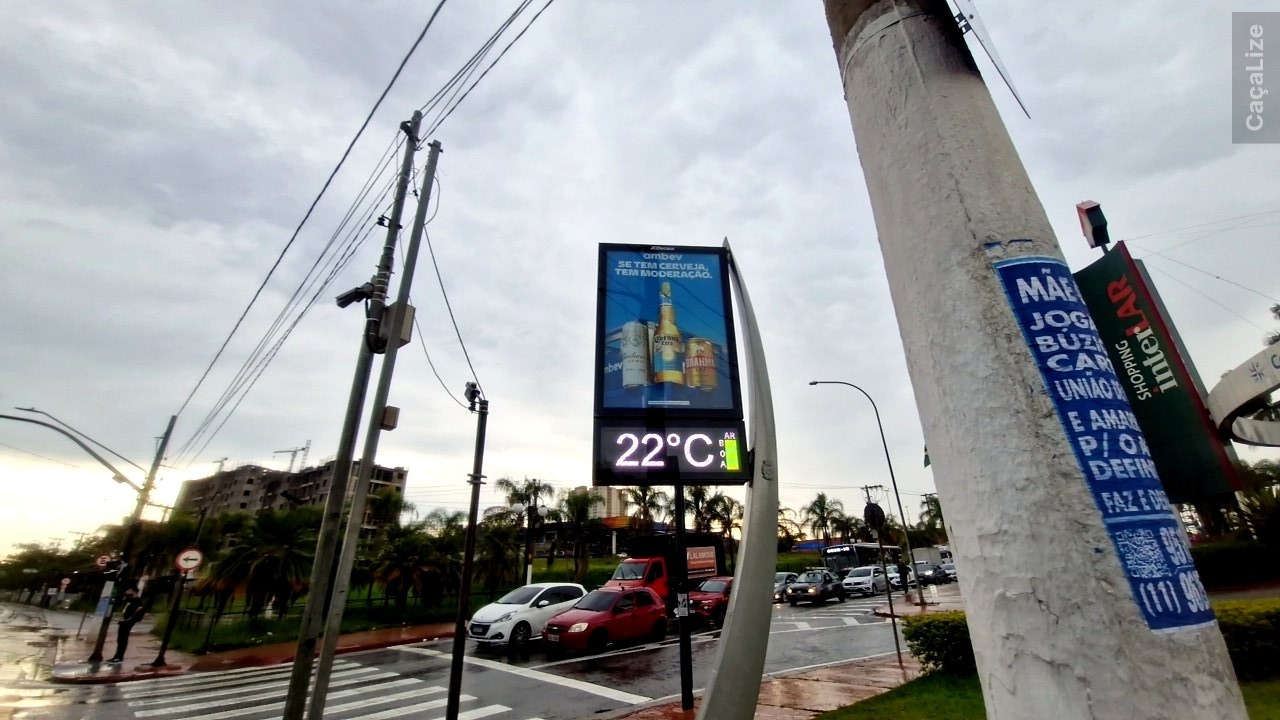 Captura de mídia OOH: anúncio de cervejas Ambev em relógio de rua