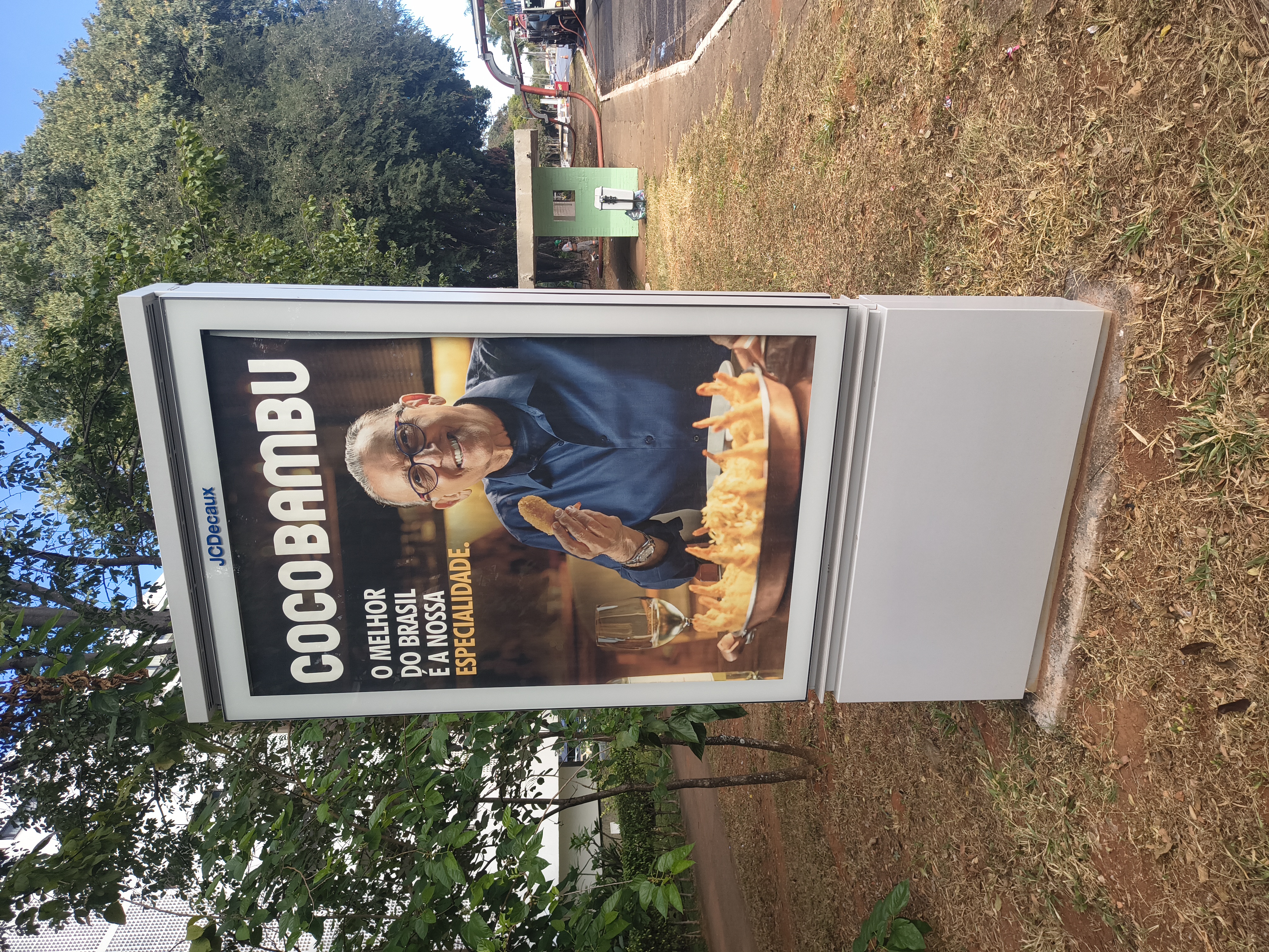 Captura de mídia OOH: anúncio do Coco Bambu em mobiliário urbano JCDecaux
