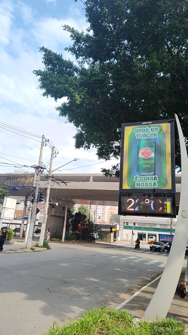 Captura de mídia OOH: anúncio do Guaraná Antarctica em relógio de rua