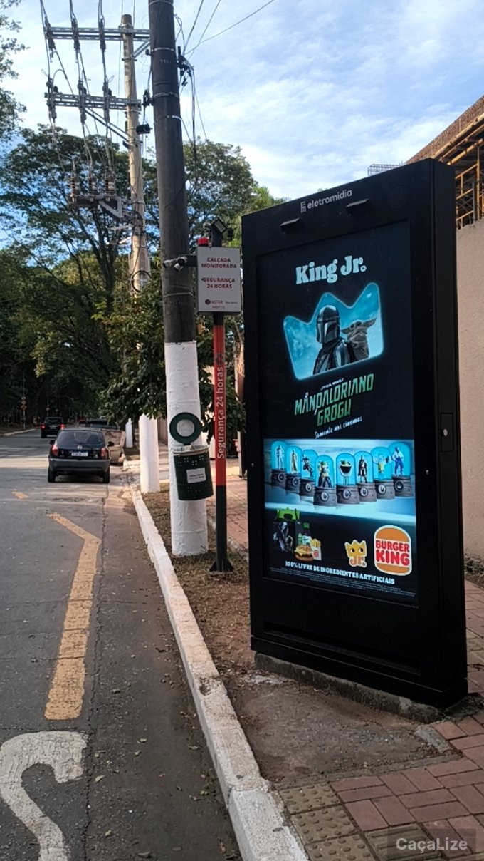 Captura de mídia OOH: anúncio do Burger King em mobiliário urbano digital