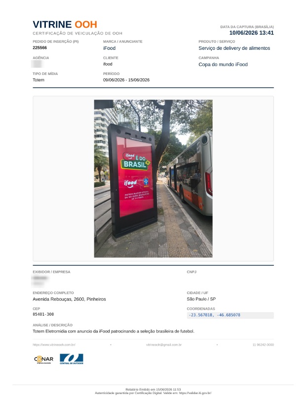 Relatório de certificação de veiculação de OOH em PDF, assinado digitalmente pela VitrineOOH, com foto da captura, coordenadas e dados da campanha